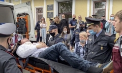 Đang trong phiên tòa, vị quan chức Belarus cầm bút tự làm hành động 