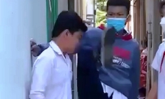 Đà Nẵng: Nam sinh bị bạn đá vào mặt, đứng im chịu đòn