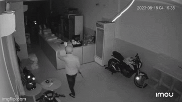 Video: Tên trộm đột nhập vào nhà dân trộm mô tô trị giá gần 250 triệu đồng