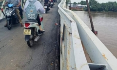 Khởi tố tài xế lái xe tải trên 31 tấn qua cầu treo tải trọng 3,5 tấn, gây thiệt hại 5 tỷ đồng