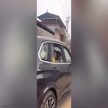Video: Bé trai mếu máo ném tiền để bà đi nhặt, tưởng là hỗn nhưng sự thực gây xúc động