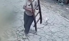 Bà mẹ ngày nào cũng bắc thang lau camera, tưởng là người “cuồng sạch sẽ” nhưng sự thực gây xúc động 