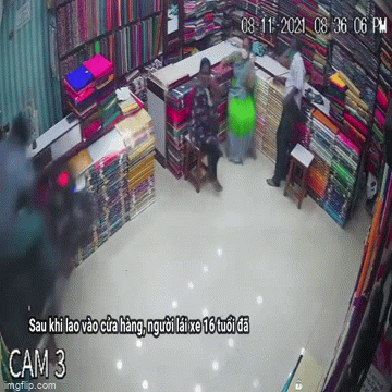 Video: Xe máy “lao như bay” vào cửa hàng, cảnh tượng sau đó kịch tính hơn phim hành động