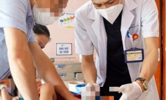 Bé 28 tháng tuổi dập nát bàn chân phải vì cổng trượt tự động