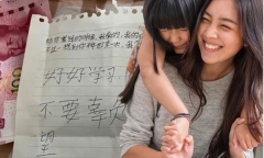 Em gái 12 tuổi đưa tiền tiết kiệm cho chị, từng lời nhắn gửi gây xúc động
