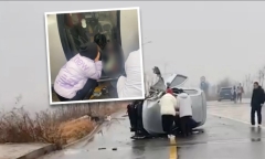 Phát hiện tài xế mắc kẹt trong ô tô gặp nạn, cô gái kiên nhẫn làm một việc gây xúc động