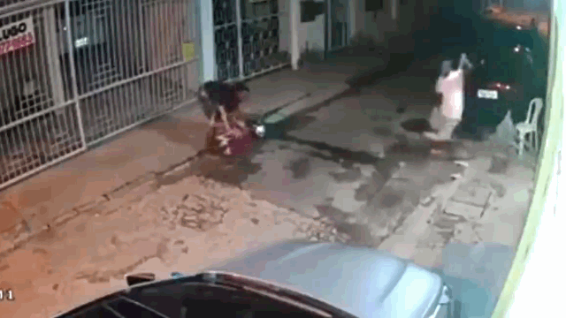 Clip: Thanh niên đi cướp gặp đúng “cao thủ” và cái kết nhừ đòn