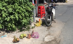 Người đàn ông bất ngờ dừng xe, lên cơn co giật rồi ngã xuống đường bất động