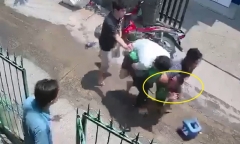 3 thanh niên phục kích, quật ngã tên trộm xe máy trong 30 giây như phim hành động
