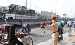 TP.HCM: Chạy xe máy vác bó sắt dài 6,8m, nam thanh niên bị phạt 2,9 triệu đồng