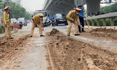 Hà Nội: Truy tìm xe tải làm rơi bùn đất ngập đường Phạm Văn Đồng