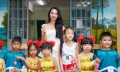 Lâm Thu Hồng mặc váy trắng, xinh như chị Hằng trao quà trung thu cho các em nhỏ ở Lâm Đồng 