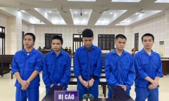 Bạn gái bị khách nhậu hôn vào tay, nam thanh niên rủ bạn đánh hội đồng