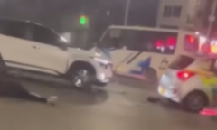 Taxi tông trực diện xe máy dừng đèn đỏ, 2 người bị hất văng nằm bất động
