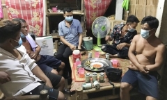 Tụ tập ăn nhậu khi đang giãn cách, nhóm 5 người bị phạt 75 triệu đồng
