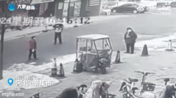 Video: Nữ giáo viên mầm non bất ngờ ôm học sinh quỳ trước xe ô tô đang lao tới và sự thật cảm động