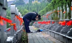 Thăm mộ cha, bé gái 7 tuổi đã làm điều khiến ai nấy 