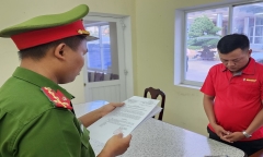 Bắt giữ nhân viên bán hàng
