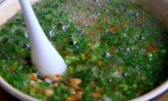 Clip: Người phụ nữ bất ngờ trèo ra cửa sổ căn hộ, hàng xóm hoang mang tột độ