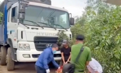 Tài xế leo lên nóc xe nâng dây điện, bị giật tử vong