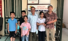 Nhặt được ví tiền trên đường, 5 học sinh ở Hà Nội đến công an trình báo