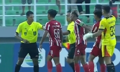 Xô xát tập thể trên sân bóng ở Indonesia: Cầu thủ 2 đội đánh nhau, rượt đuổi trọng tài
