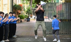 Nam sinh “ngạo nghễ” thể hiện màn ăn mừng theo kiểu Ronaldo sau khi hoàn thành môn Ngữ văn