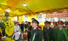 Không may bị cướp cò khi thu hồi súng tự chế, Phó trưởng công an xã ở Lào Cai hy sinh