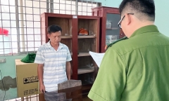 Bắt nhân viên một trường học nhiều lần dâm ô nữ sinh