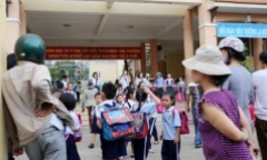 Hà Nội: Xuất hiện nhóm người lạ mặt đứng trước cổng trường phát đồ ăn cho học sinh