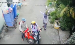 Video: Dàn cảnh va chạm xe máy để trộm điện thoại của nữ sinh 