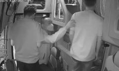 Tài xế tố bị đánh vì không dừng xe trên cao tốc cho nữ hành khách đi vệ sinh 