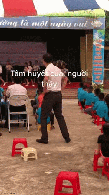 Bật cười khoảnh khắc nam giáo viên nhún nhảy dưới sân khấu