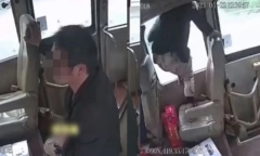 Thanh niên có hành động gây sốc khi không xin được tài xế dừng xe trên đường cao tốc 