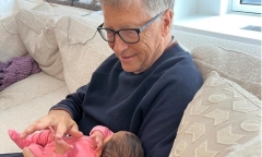 Bức ảnh đầu tiên của Bill Gates và cháu ngoại mới sinh