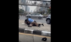 Clip: Bị đá vào xe ô tô, nam tài xế tấn công người đi xe máy giữa phố