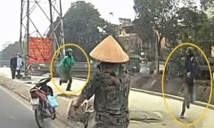 Vụ tài xế xe ôm vác dao đuổi đánh người ở Hà Nội: Công an đang tìm bị hại