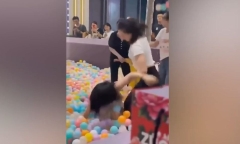 Clip: Vì con té ngã, hai bà mẹ lao vào