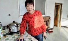 Cha chồng nắm chặt tay con dâu trước khi mất, sự thật phía sau gây xúc động