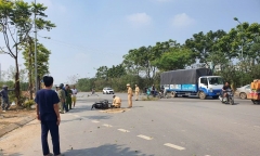 Tin tức tai nạn giao thông mới nhất ngày 9/11: Xe máy va chạm xe đầu kéo, 1 người chết