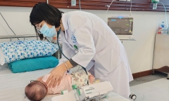 Sởi chưa hạ nhiệt, bác sĩ nhấn mạnh việc phụ huynh phải làm thời điểm này