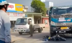 Clip: Xe tải va chạm xe đạp điện, một học sinh tử vong thương tâm 