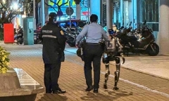 Robot hình người bị cảnh sát bắt giữ vì khiến cụ bà 70 tuổi giật mình nhập viện