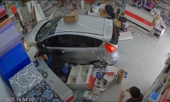 Clip: Ô tô lao như tên bắn vào siêu thị, nhiều người la hét hoảng sợ