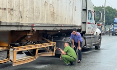 Va chạm với xe container, người đàn ông đi xe máy tử vong tại chỗ