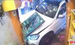 Ô tô 4 chỗ mất lái lao như điên vào quán, 6 người bị thương