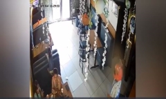 Video: Người phụ nữ bất ngờ bị cướp dây chuyền khi đang thưởng thức bữa ăn