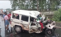 Clip: Hiện trường ô tô đâm trực diện xe tải trên cao tốc, 9 người đi đám cưới tử vong thương tâm ở Ấn Độ