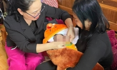 Đi vứt rác lúc đêm khuya, người phụ nữ tá hỏa phát hiện bé trai tím tái bị bỏ rơi bên đường