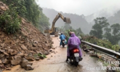 Mưa lũ khiến nhiều tuyến quốc lộ ở miền Trung